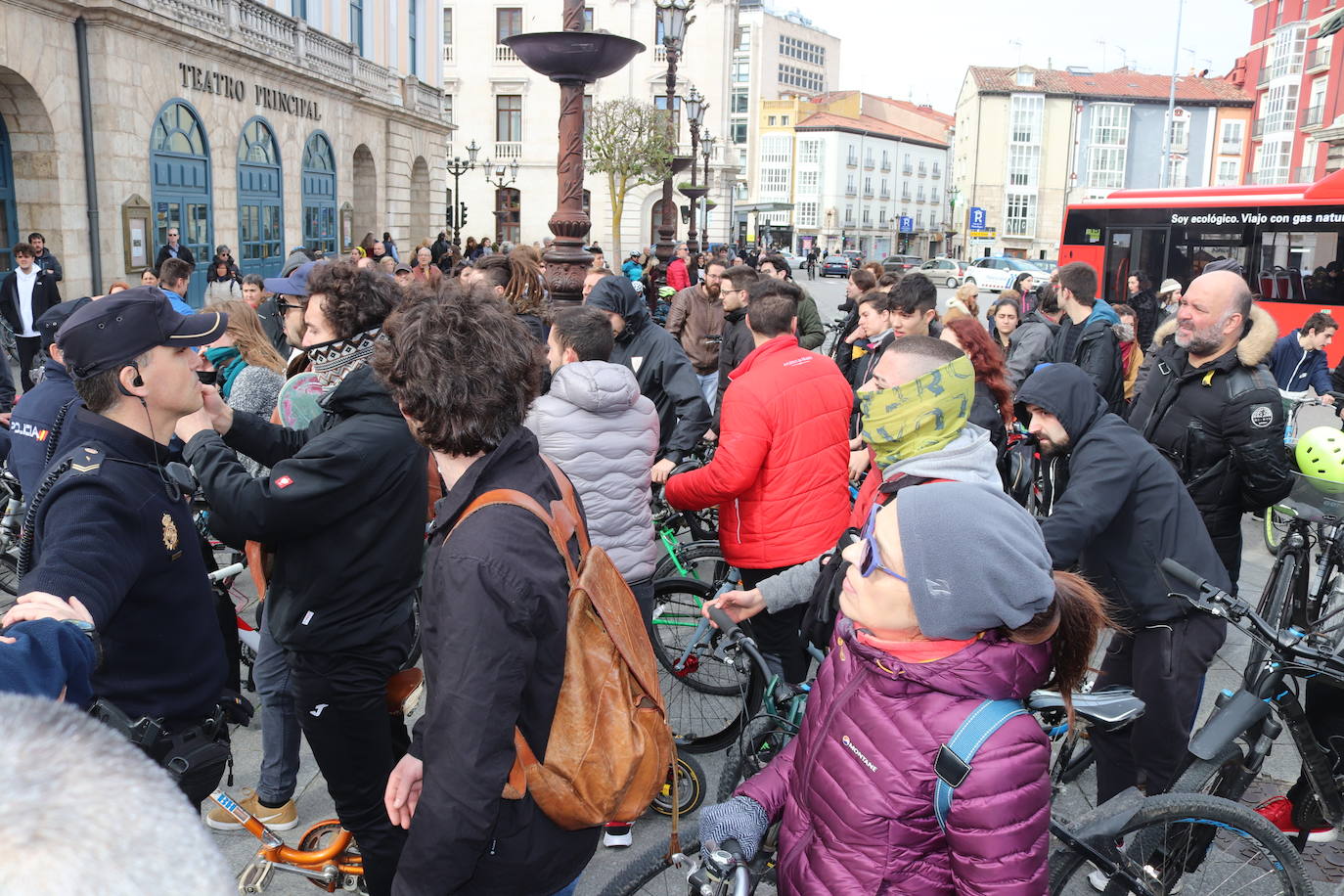 Ciclistas y usuarios de patinetes se enfrentan con la policía tras cortar la plaza del Cid.