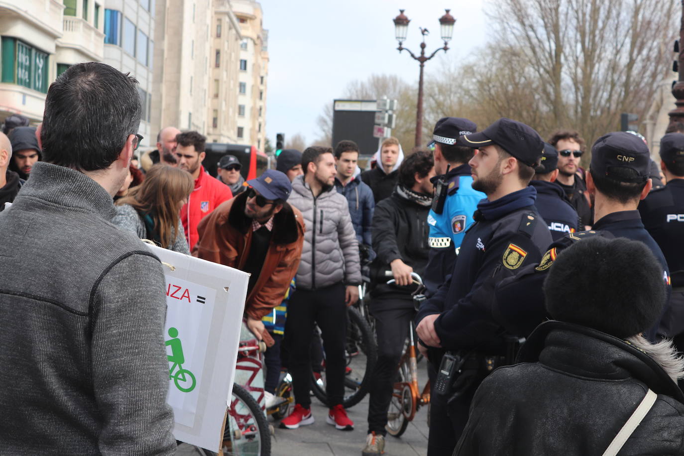 Ciclistas y usuarios de patinetes se enfrentan con la policía tras cortar la plaza del Cid.