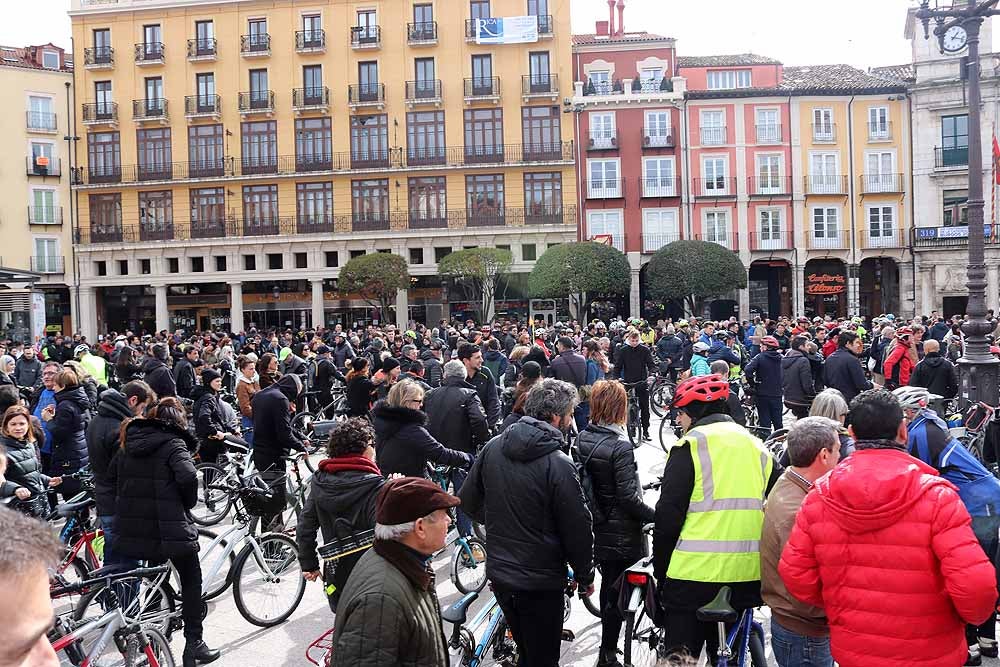 Fotos: Los ciclistas de Burgos han celebrado un funeral por la bici en la Plaza Mayor