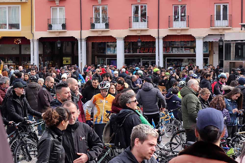Fotos: Los ciclistas de Burgos han celebrado un funeral por la bici en la Plaza Mayor
