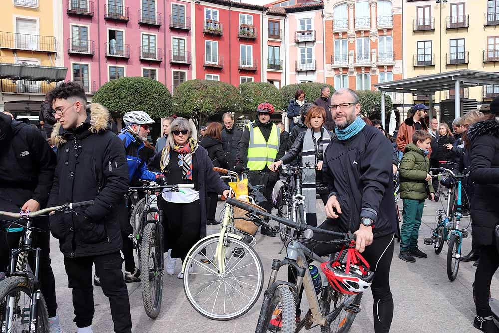 Fotos: Los ciclistas de Burgos han celebrado un funeral por la bici en la Plaza Mayor