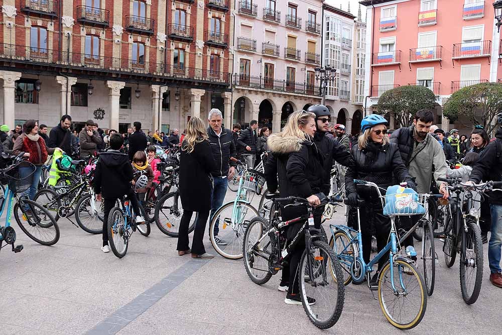 Fotos: Los ciclistas de Burgos han celebrado un funeral por la bici en la Plaza Mayor