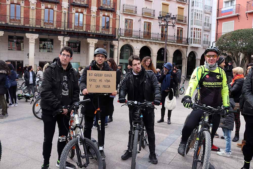 Fotos: Los ciclistas de Burgos han celebrado un funeral por la bici en la Plaza Mayor