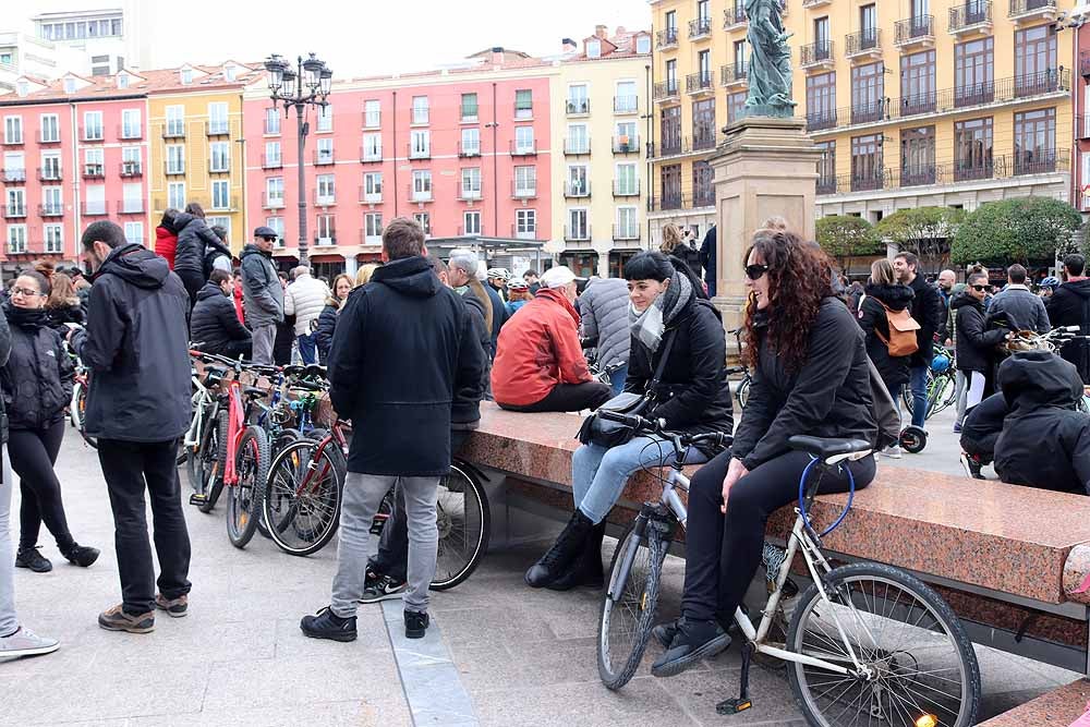 Fotos: Los ciclistas de Burgos han celebrado un funeral por la bici en la Plaza Mayor