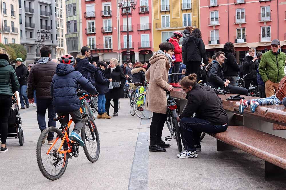 Fotos: Los ciclistas de Burgos han celebrado un funeral por la bici en la Plaza Mayor