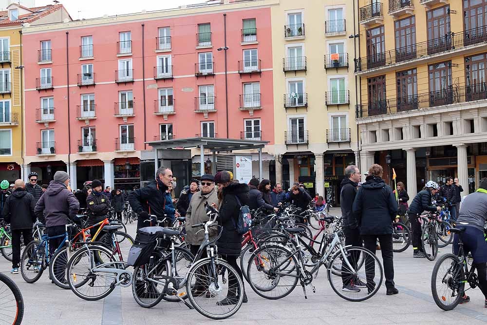 Fotos: Los ciclistas de Burgos han celebrado un funeral por la bici en la Plaza Mayor