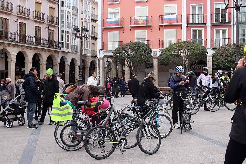Fotos: Los ciclistas de Burgos han celebrado un funeral por la bici en la Plaza Mayor