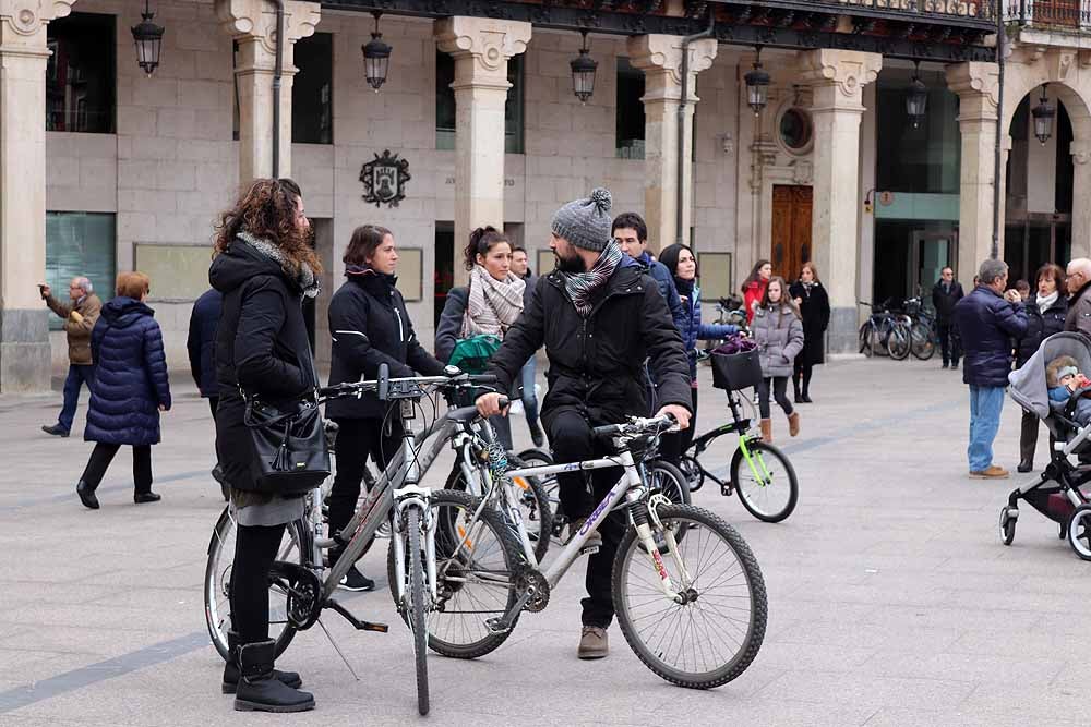 Fotos: Los ciclistas de Burgos han celebrado un funeral por la bici en la Plaza Mayor