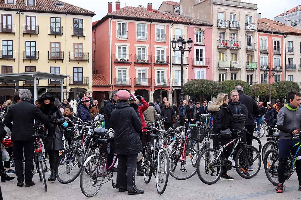 Fotos: Los ciclistas de Burgos han celebrado un funeral por la bici en la Plaza Mayor