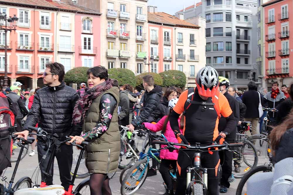 Fotos: Los ciclistas de Burgos han celebrado un funeral por la bici en la Plaza Mayor