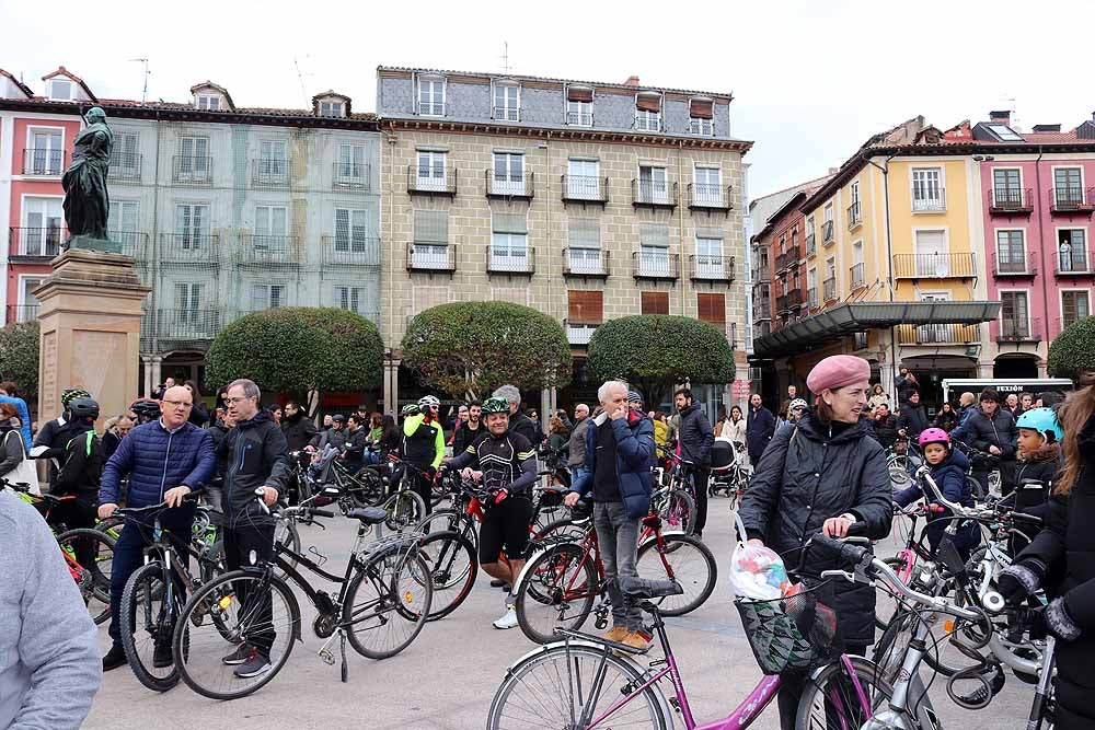 Fotos: Los ciclistas de Burgos han celebrado un funeral por la bici en la Plaza Mayor