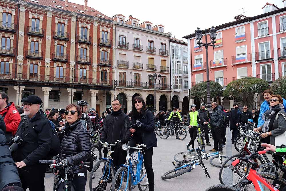 Fotos: Los ciclistas de Burgos han celebrado un funeral por la bici en la Plaza Mayor