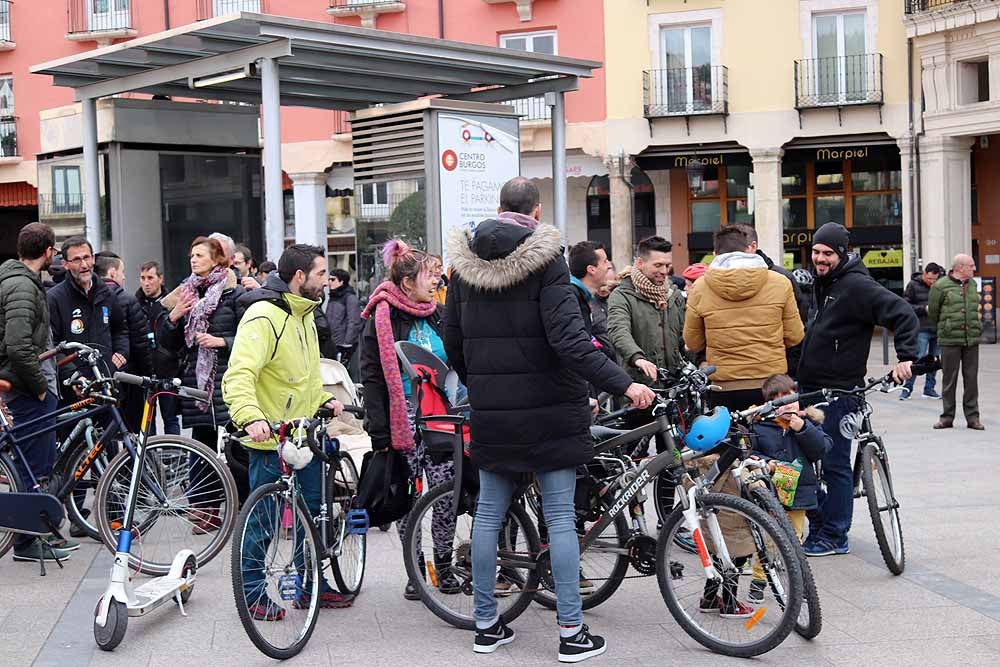 Fotos: Los ciclistas de Burgos han celebrado un funeral por la bici en la Plaza Mayor