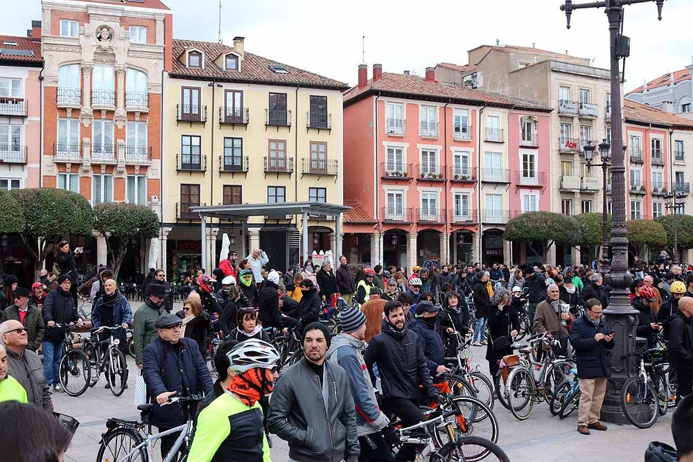 Fotos: Los ciclistas de Burgos han celebrado un funeral por la bici en la Plaza Mayor
