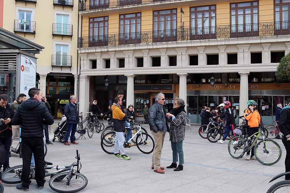 Fotos: Los ciclistas de Burgos han celebrado un funeral por la bici en la Plaza Mayor