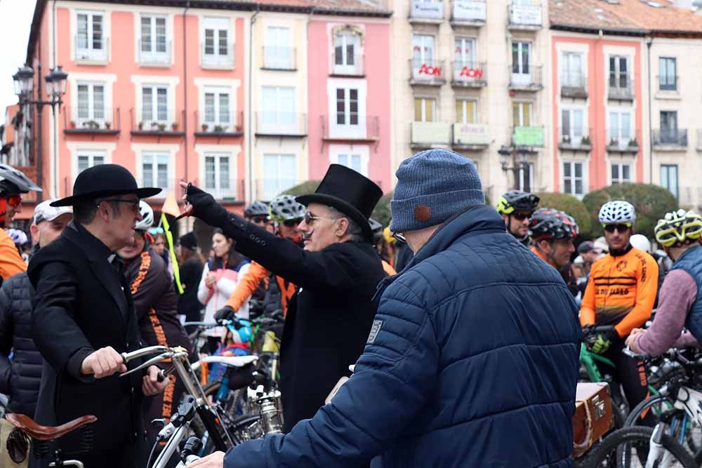 Fotos: Los ciclistas de Burgos han celebrado un funeral por la bici en la Plaza Mayor
