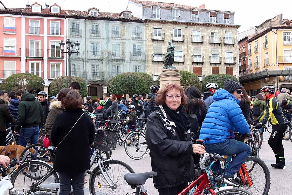 Fotos: Los ciclistas de Burgos han celebrado un funeral por la bici en la Plaza Mayor