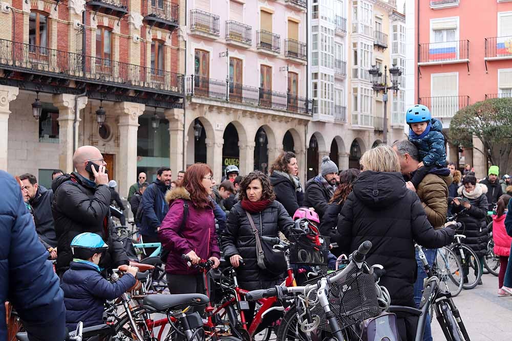 Fotos: Los ciclistas de Burgos han celebrado un funeral por la bici en la Plaza Mayor