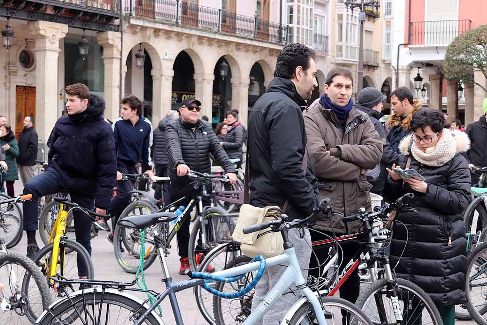 Fotos: Los ciclistas de Burgos han celebrado un funeral por la bici en la Plaza Mayor