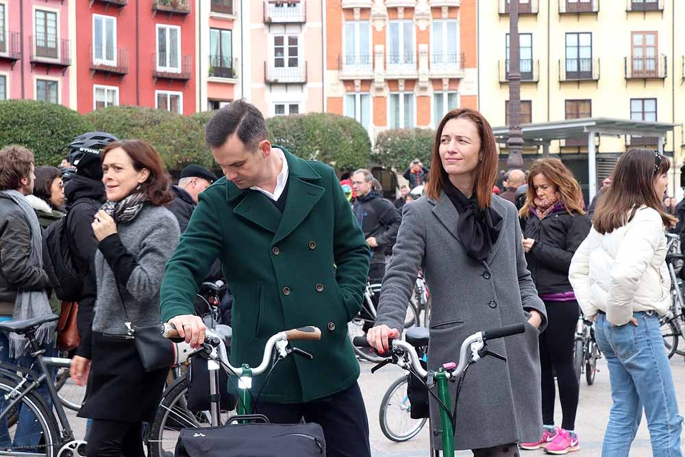 Fotos: Los ciclistas de Burgos han celebrado un funeral por la bici en la Plaza Mayor