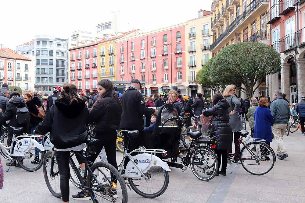 Fotos: Los ciclistas de Burgos han celebrado un funeral por la bici en la Plaza Mayor