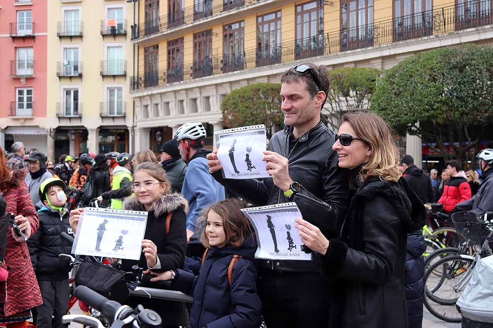 Fotos: Los ciclistas de Burgos han celebrado un funeral por la bici en la Plaza Mayor