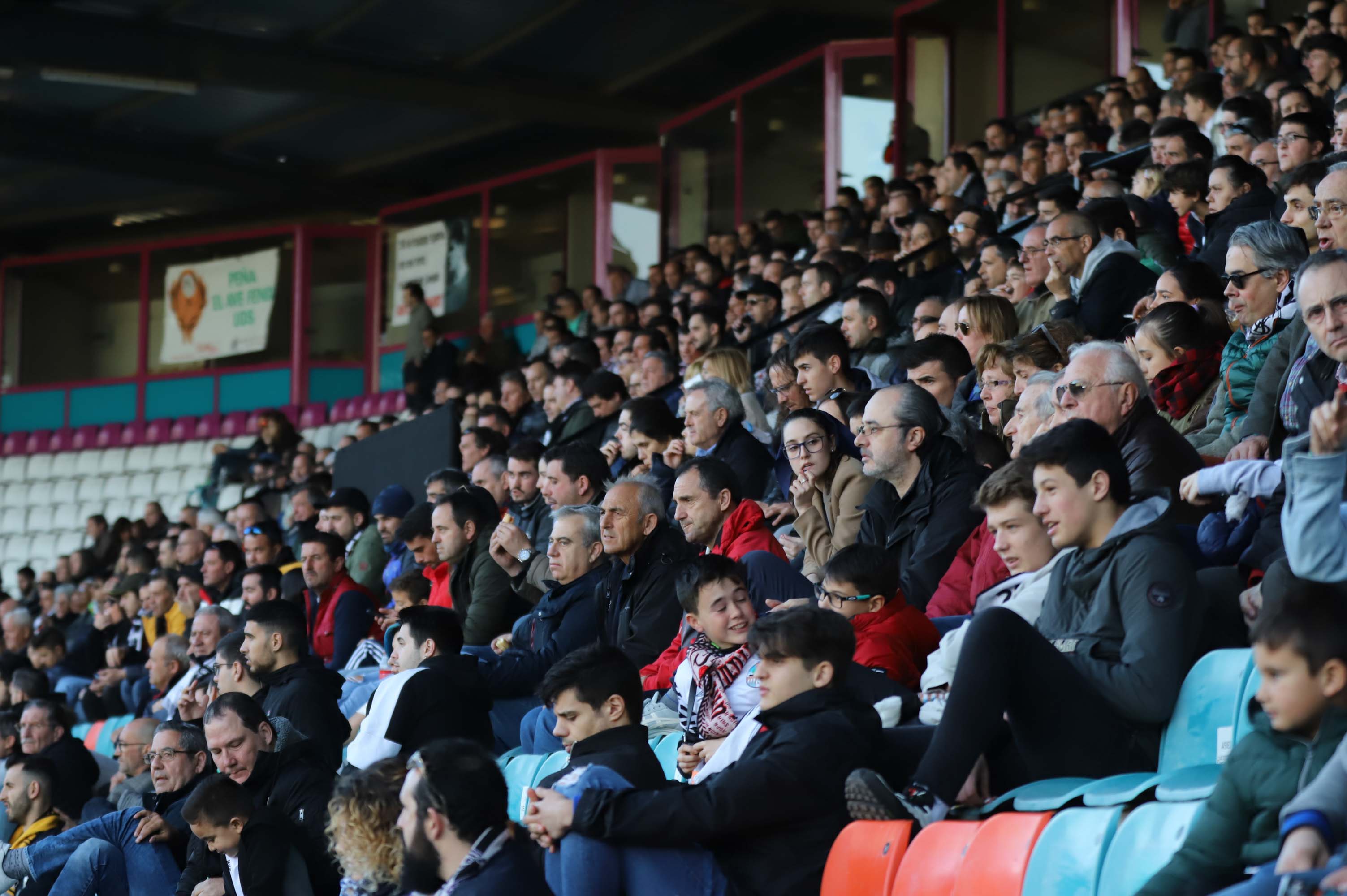 Fotos: La afición del Burgos CF ha acompañado al equipo en su desplazamiento a Salamanca