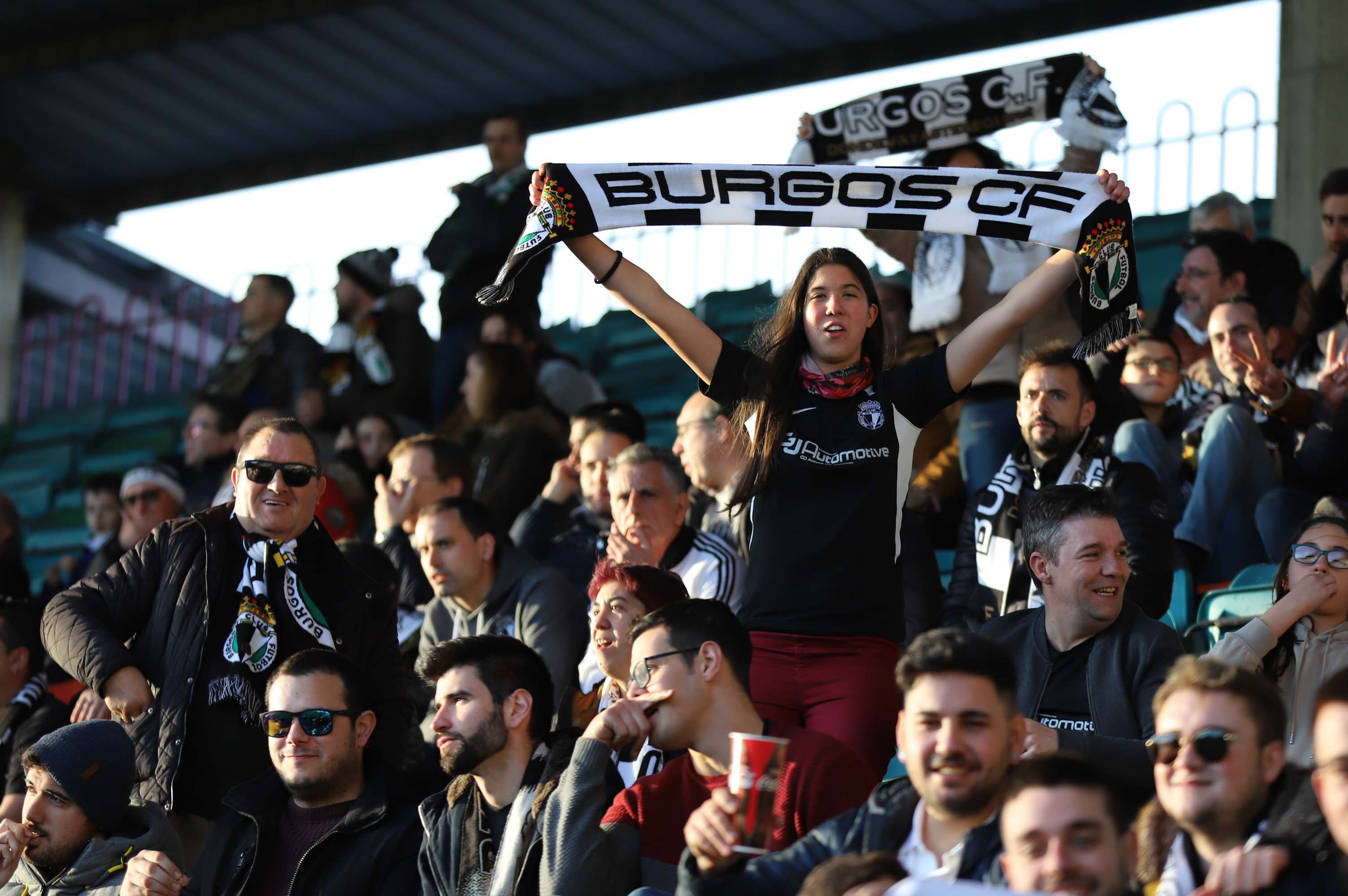 Fotos: La afición del Burgos CF ha acompañado al equipo en su desplazamiento a Salamanca