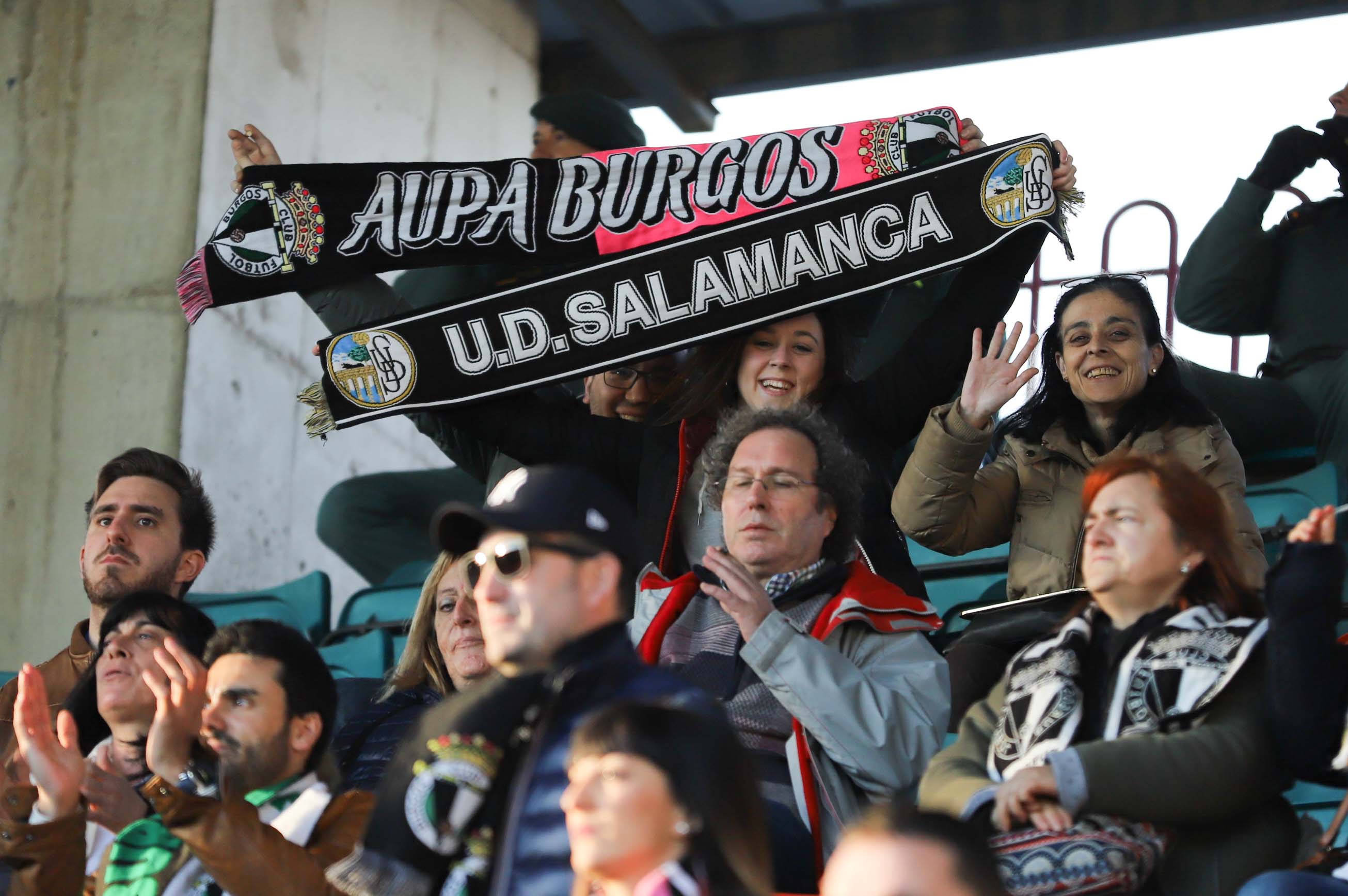 Fotos: La afición del Burgos CF ha acompañado al equipo en su desplazamiento a Salamanca