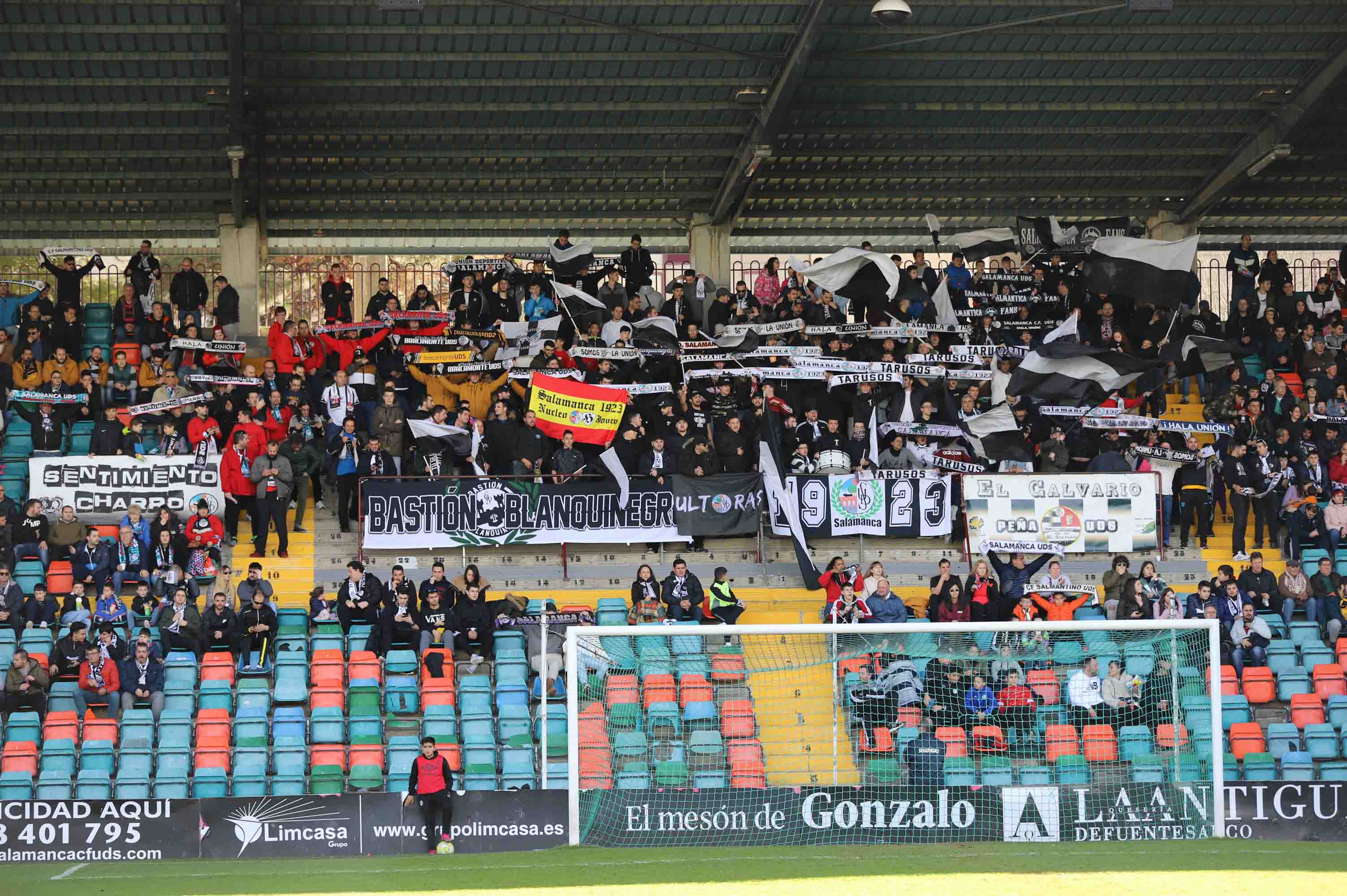 Fotos: La afición del Burgos CF ha acompañado al equipo en su desplazamiento a Salamanca