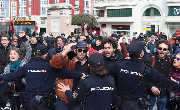 Tensión en la Plaza del Cid por la protesta de los ciclistas por la Ordenanza de Movilidad