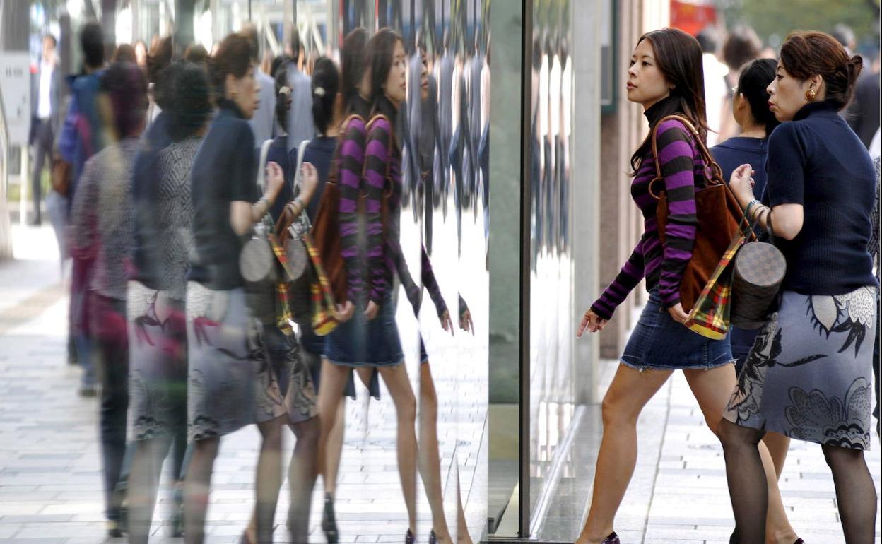 Unas mujeres japonesas entran en una tienda de Omotesando, en el centro de Tokio.