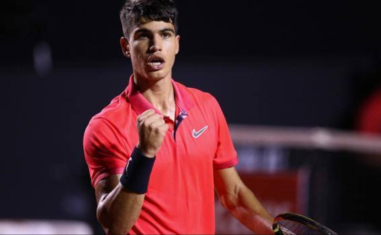 Carlos Alcaraz, durante su partido ante Albert Ramos. 