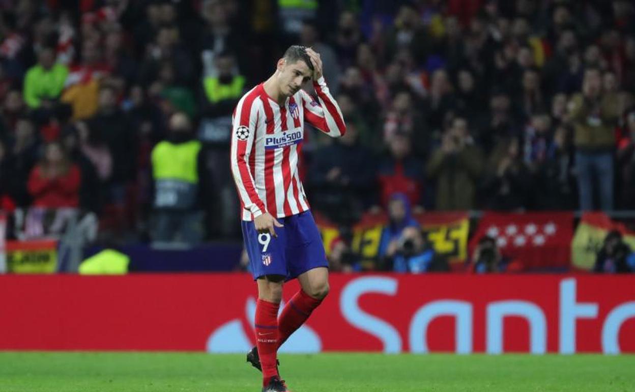 Álvaro Morata se lamenta durante el partido contra el Liverpool en el Metropolitano. 