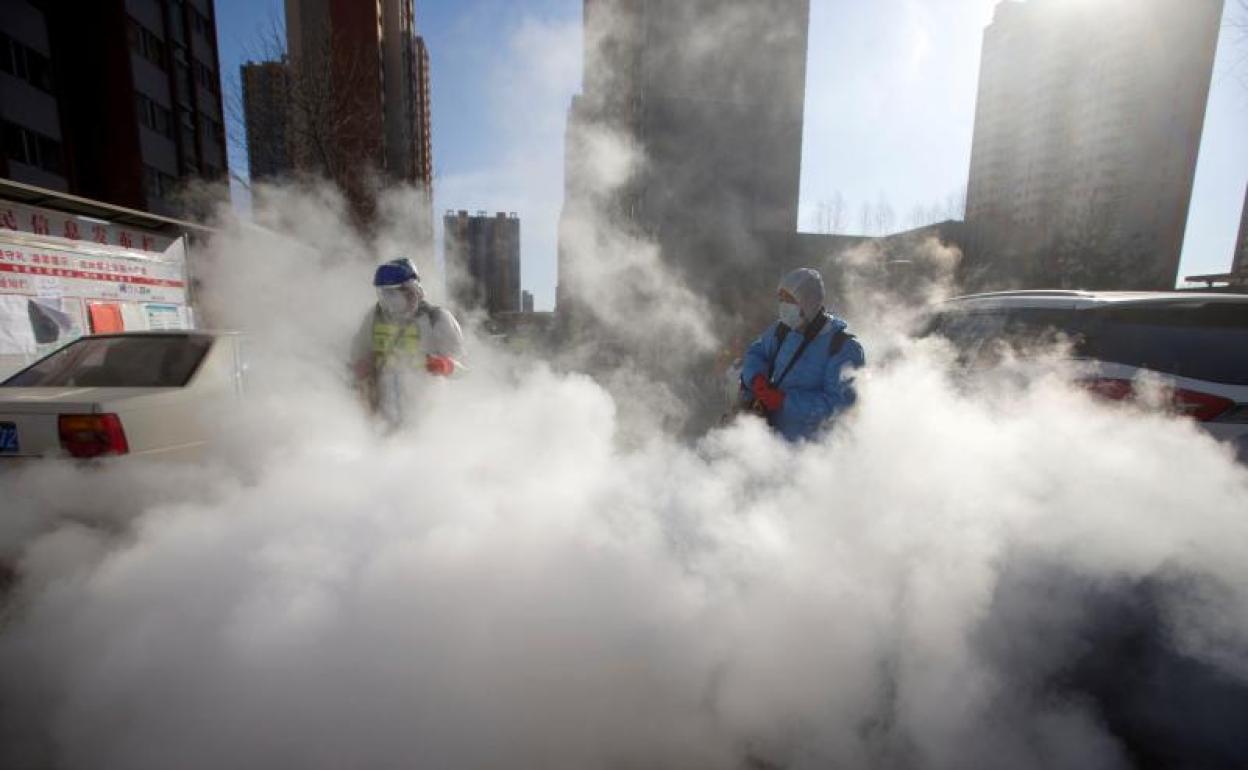 Dos operarios desinfectan las calles de la ciudad china de Taiyuan.