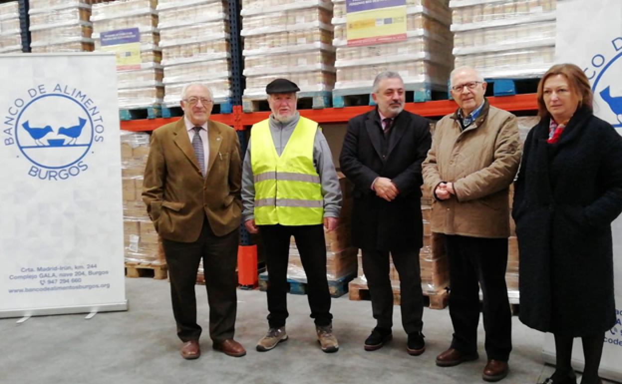 Pedro L. de la Fuente, subdelegado del Gobierno en Burgos, (centro) en su visita al Banco de Alimentos. 