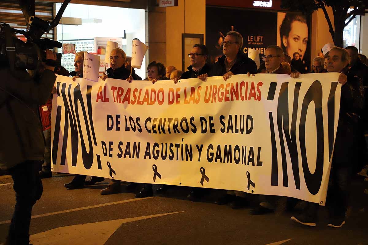 Miles de vecinos han gritado contra la unificación de las urgencias en el Divino Valles y han pedido el mantenimiento del PAC de San Agustín y la reapertura del de Gamonal. 