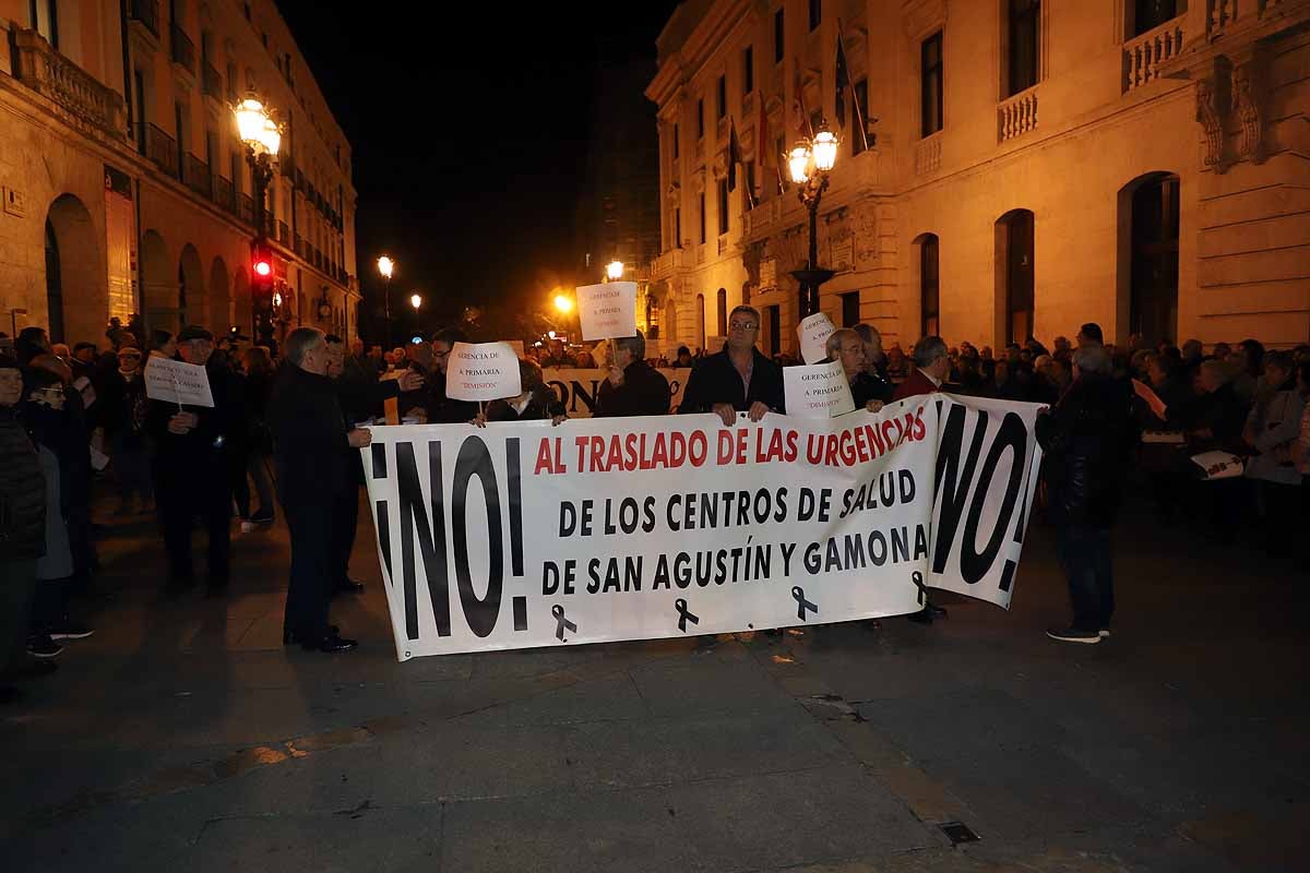 Miles de vecinos han gritado contra la unificación de las urgencias en el Divino Valles y han pedido el mantenimiento del PAC de San Agustín y la reapertura del de Gamonal. 