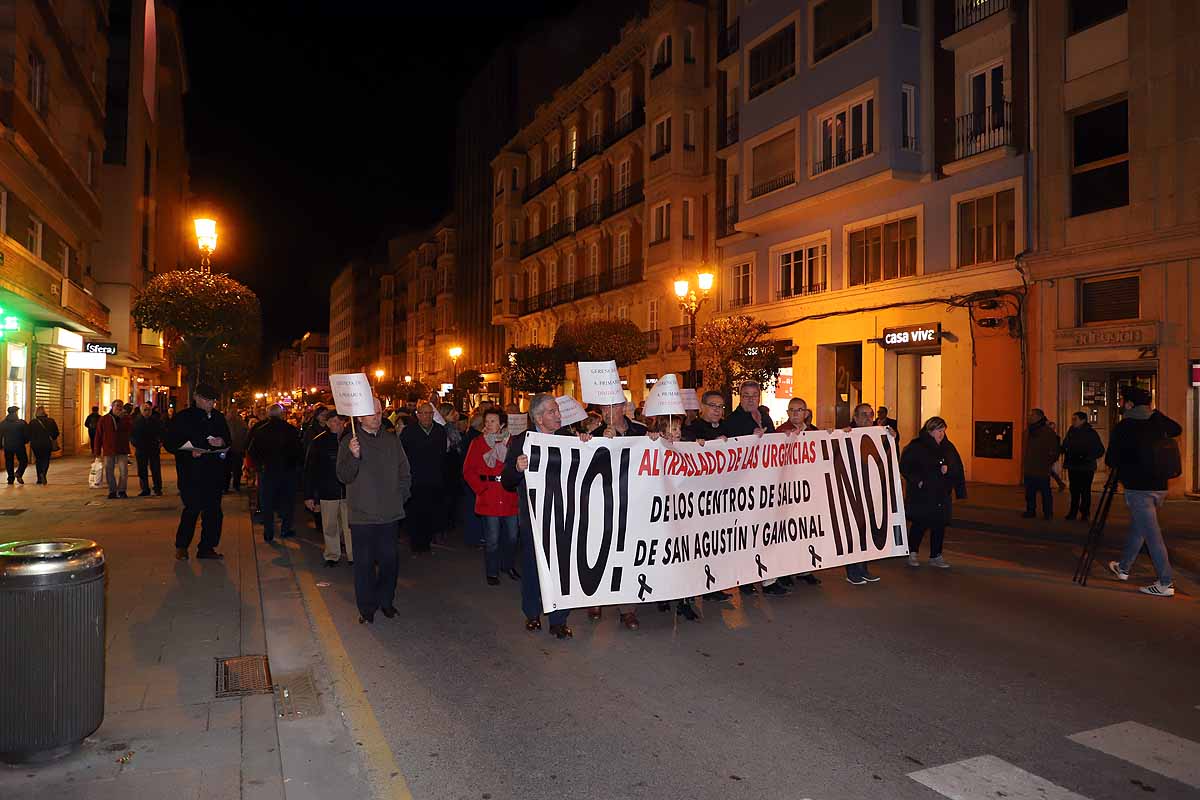 Miles de vecinos han gritado contra la unificación de las urgencias en el Divino Valles y han pedido el mantenimiento del PAC de San Agustín y la reapertura del de Gamonal. 