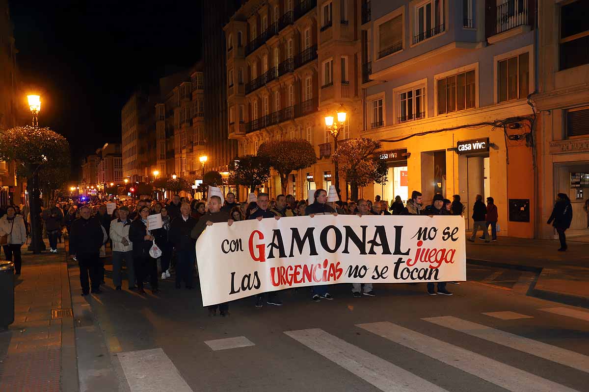 Miles de vecinos han gritado contra la unificación de las urgencias en el Divino Valles y han pedido el mantenimiento del PAC de San Agustín y la reapertura del de Gamonal. 