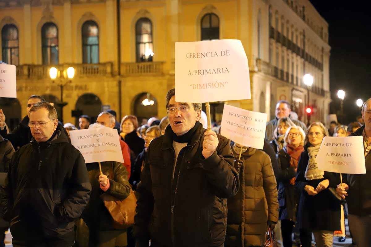 Miles de vecinos han gritado contra la unificación de las urgencias en el Divino Valles y han pedido el mantenimiento del PAC de San Agustín y la reapertura del de Gamonal. 