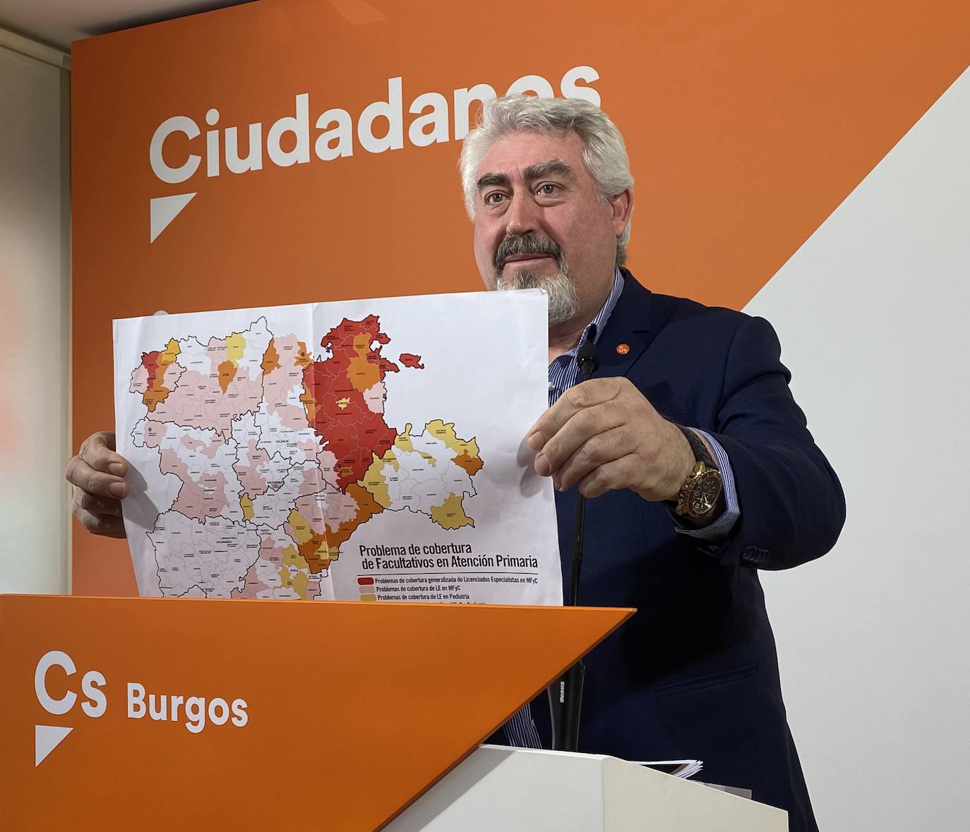 Delgado, el procurador de Ciudadanos, muestra la situación «crítica» de la provincia en Sanidad.