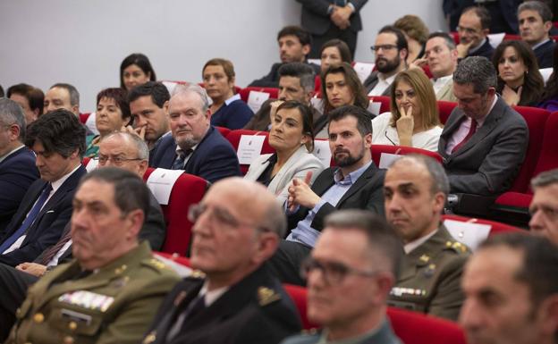 Luis Tudanca y Ana Sánchez, en el centro, junto a otros procuradores, diputados y senadores socialistas. 