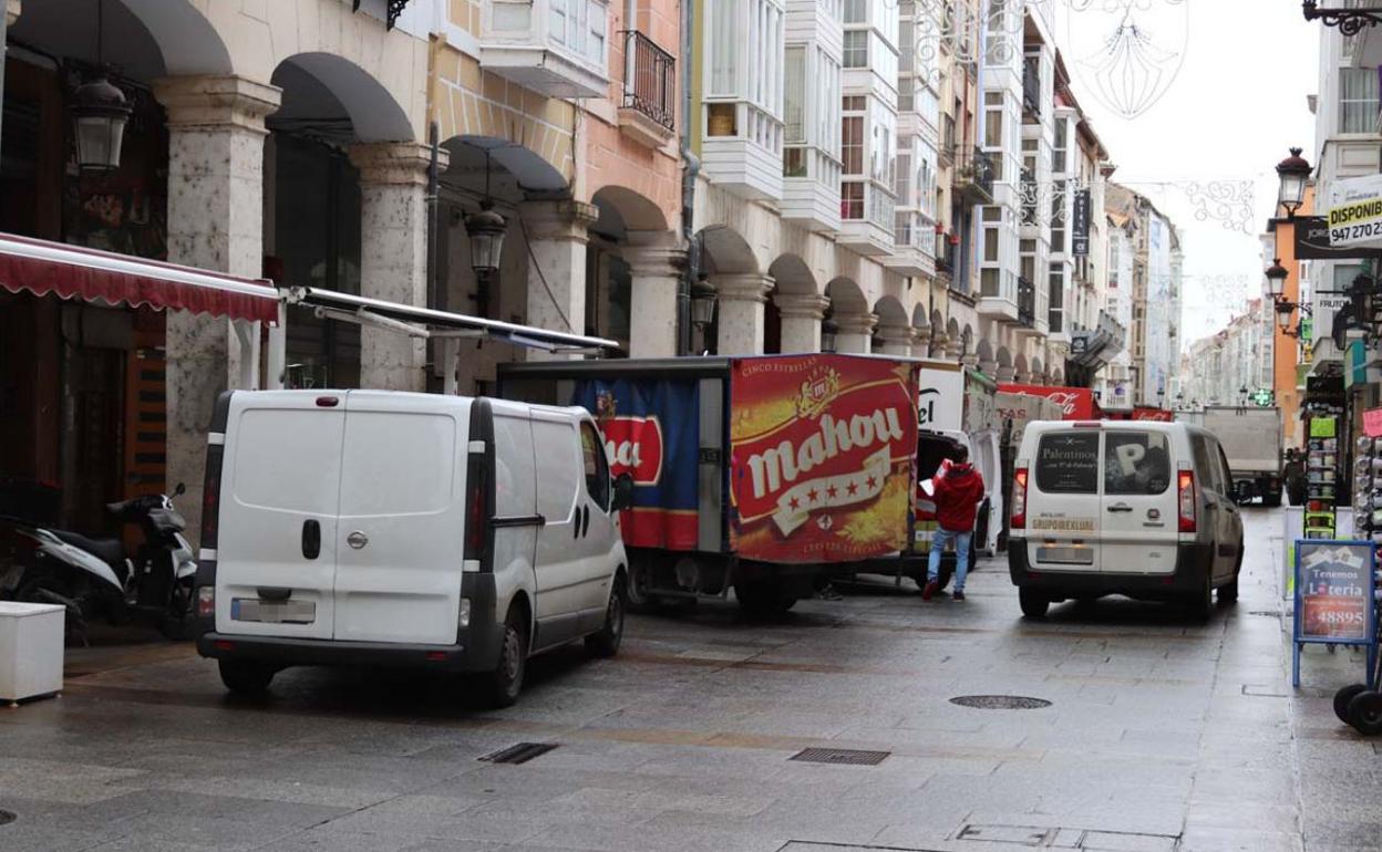 La presencia de los camiones y furgonetas de reparto es habitual en las zonas peatonales por las mañanas. 