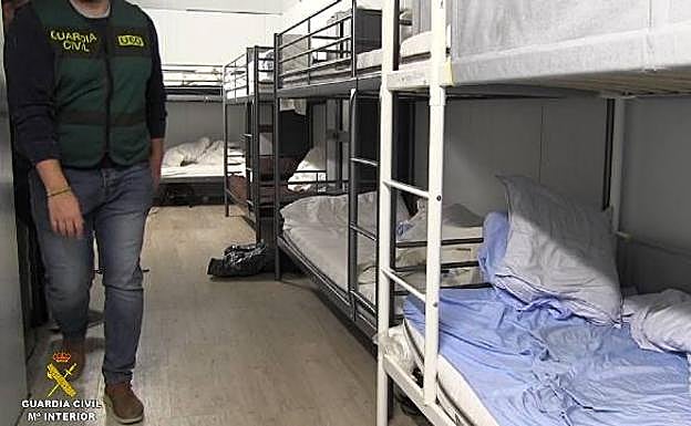 Dormitorio bajo tierra de los trabajadores clandestinos.