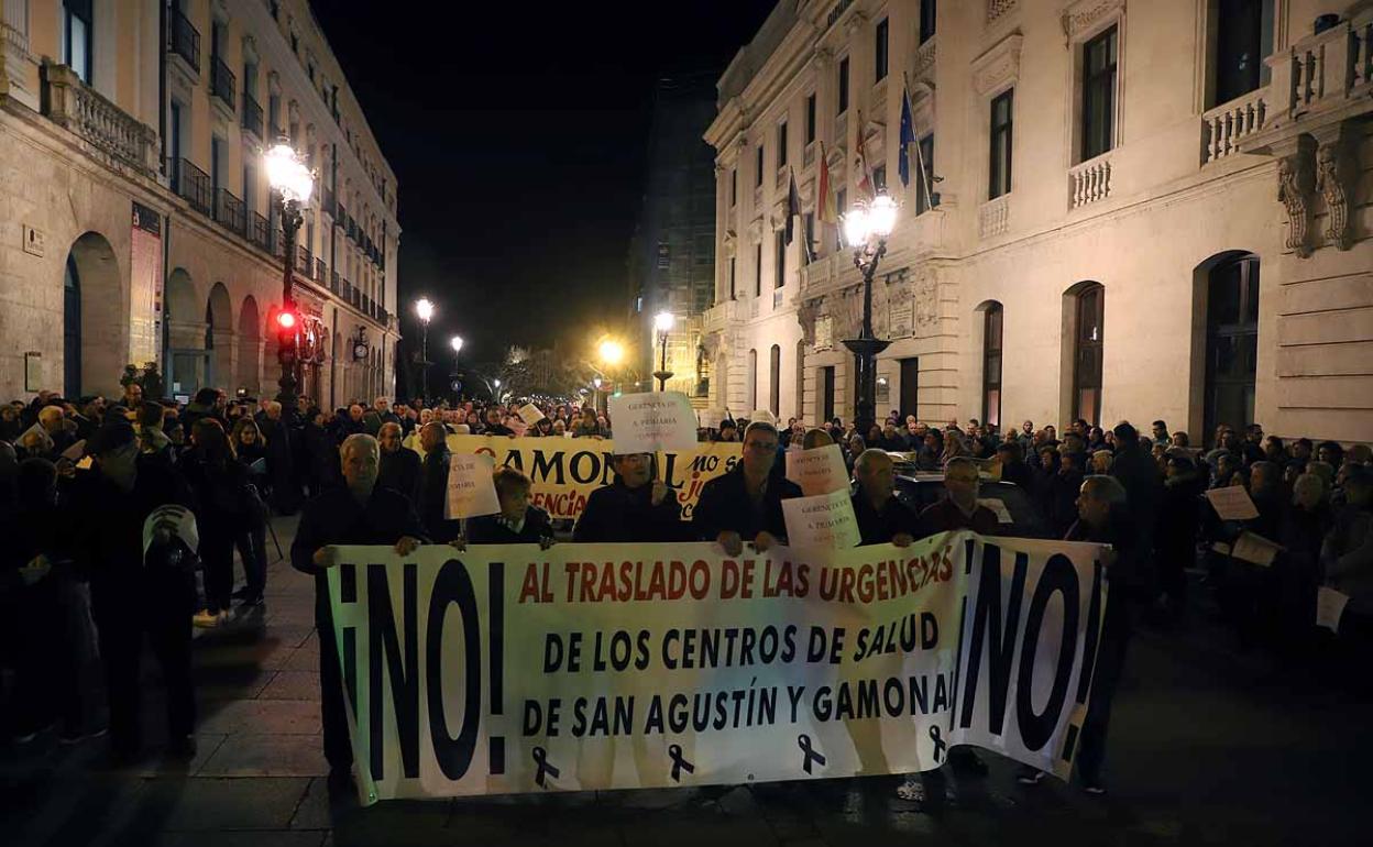 Miles de burgaleses protestan contra la unificación de las urgencias en Burgos. 