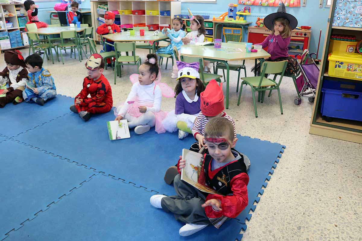 Los alumnos del colegio Antonio Machado celebran el Carnaval.