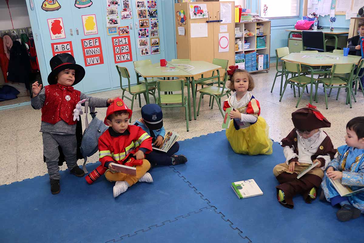 Los alumnos del colegio Antonio Machado celebran el Carnaval.