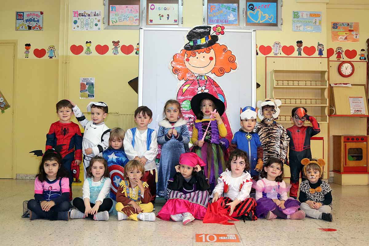 Los alumnos del colegio Antonio Machado celebran el Carnaval.