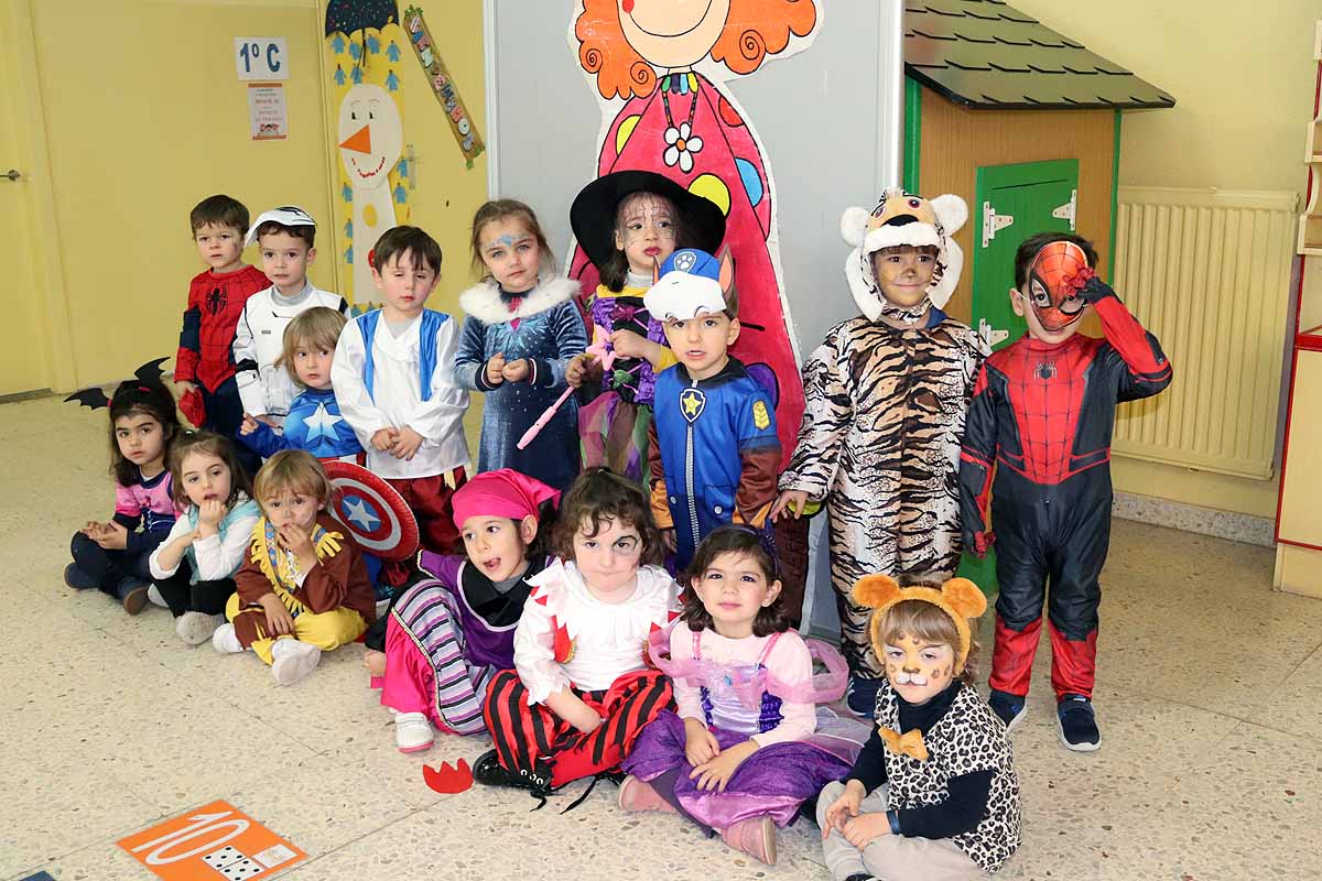 Los alumnos del colegio Antonio Machado celebran el Carnaval.